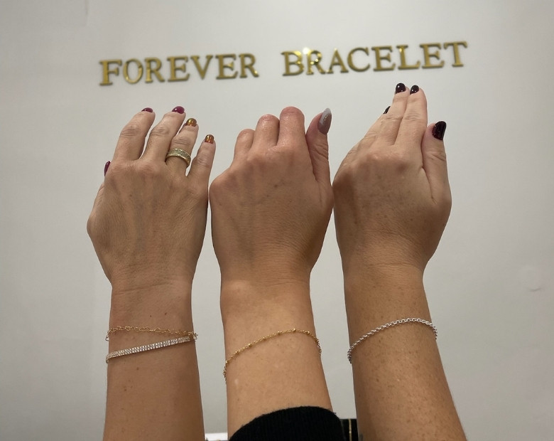 Anya és lánya az örök karkötős élmény után