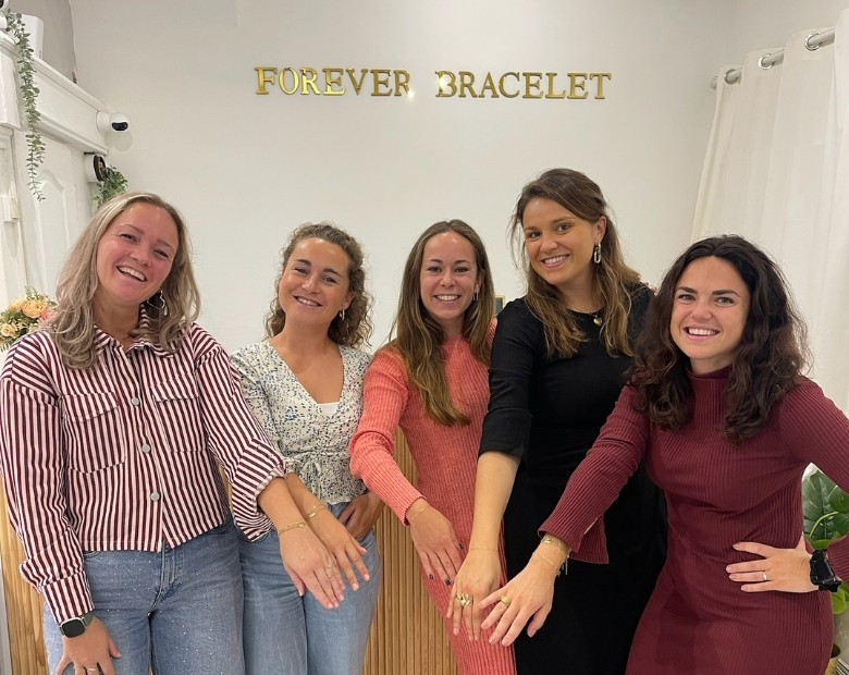 Barátnők az örök karkötős élmény után