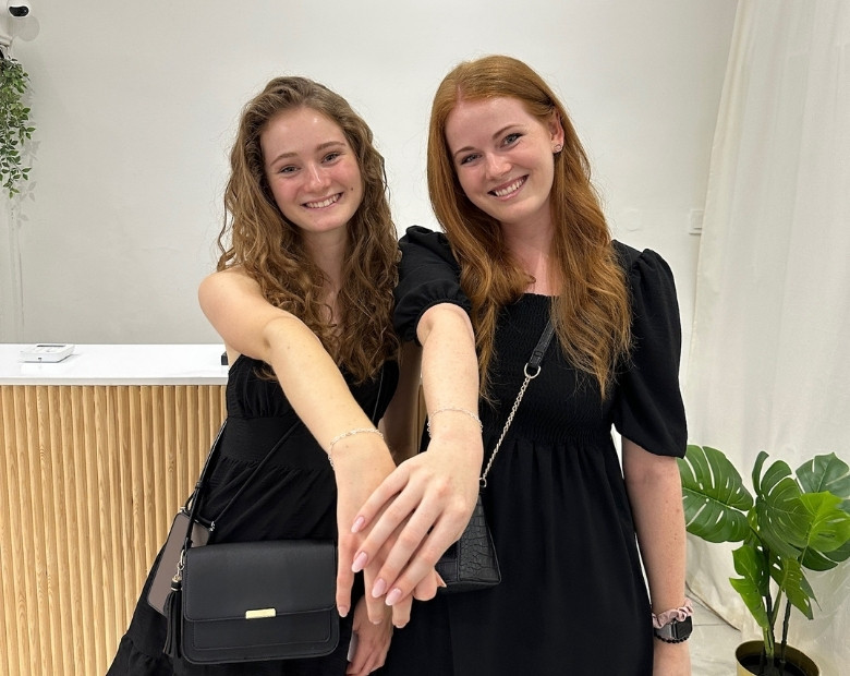 Anya és lánya az örök karkötős élmény után